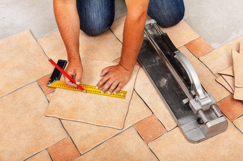 You are currently viewing The Best 10 Basic Tools to Install Your Floor Tiles